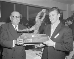 Uitreiking van de Intertoto-trofee door de voorzitter van de UEFA, Gustav Wiederkehr, aan Ajax-aanvoerder Co Prins | Foto: Nationaal Archief