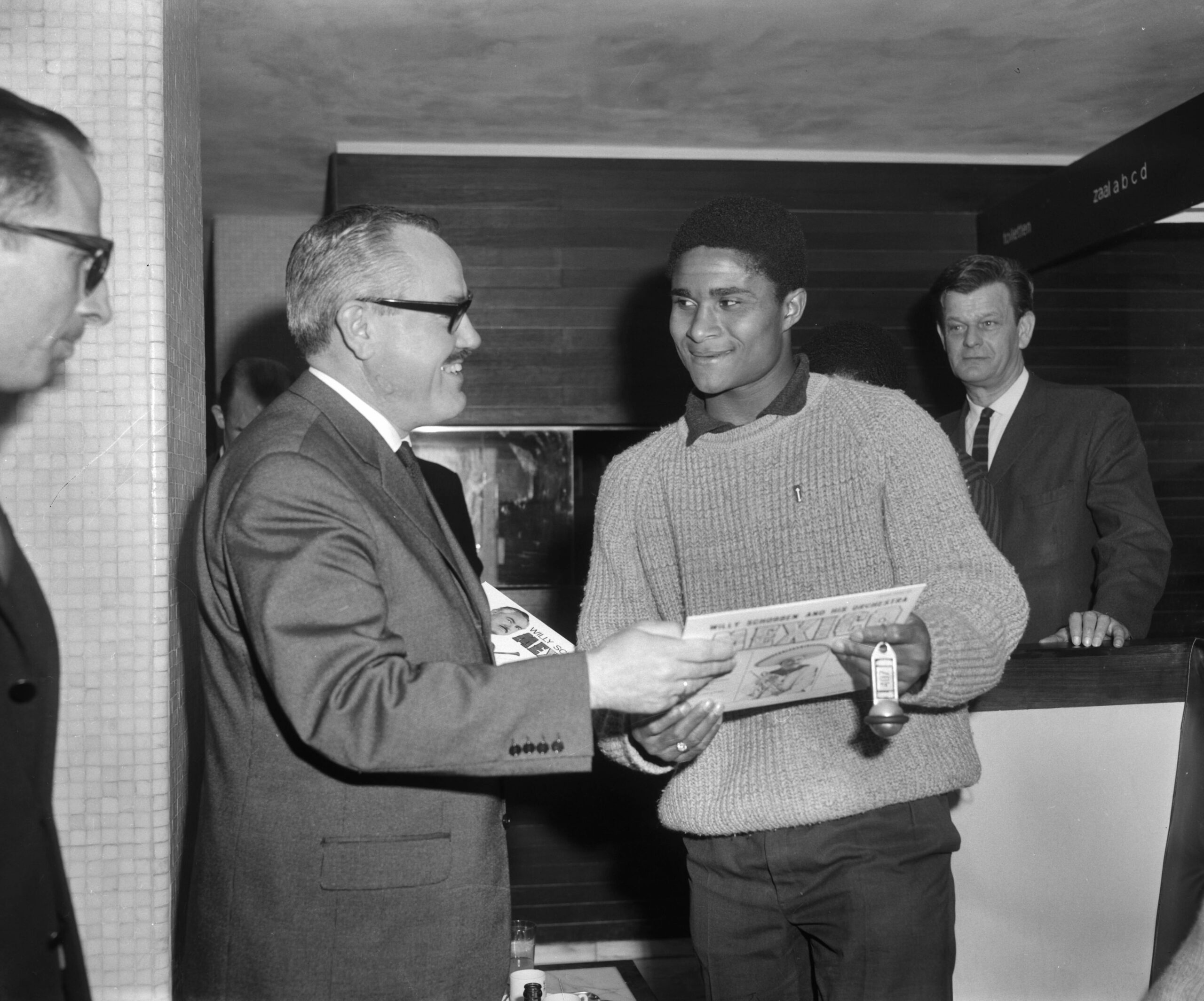 Een grammofoonplaat met Nederlandse trompetklanken voor Eusébio